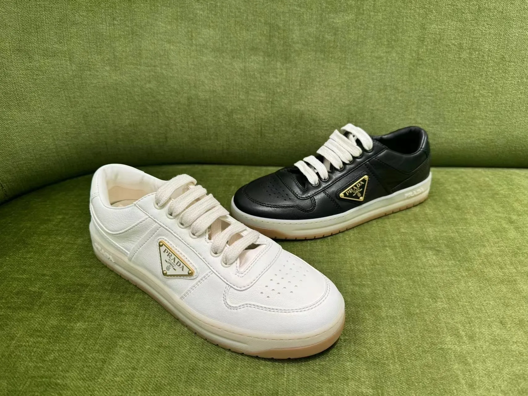 P380 Yuan 38-45 Prada Prada’s new men’s leather sports shoes, the highest version on the market, any comparison is welcome🆚! The original leather has excellent texture and is super high-end! Fetal sheep net lining imported from Italy, removable pad! Luxurious materials and fine workmanship, highly recommended!